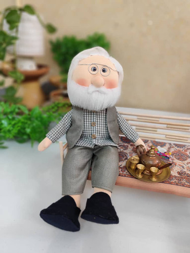 عروسک پارچهای آقاجون دستدوز ۳۵ سانتی | با جلیقه سنتی