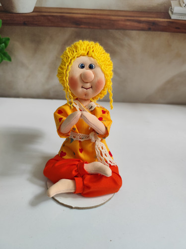 عروسک پارچهای دختر یوگایی | عروسک نشسته در حالت یوگا با موهای فرفری